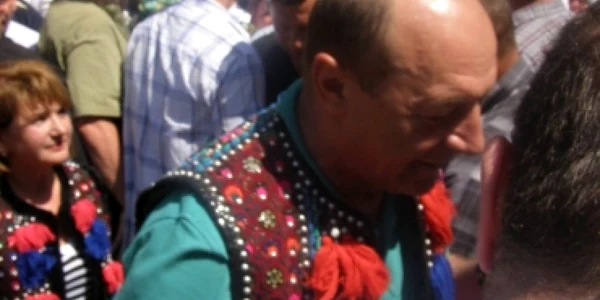 În vremuri de criză, Traian Băsescu a primit cadou un "ceai antifoame"