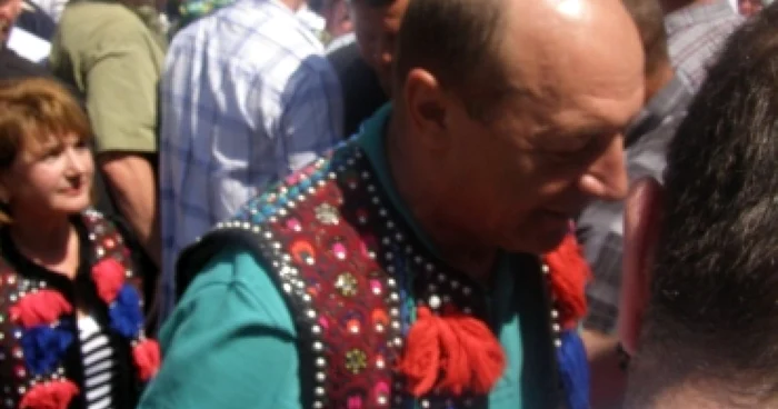 În vremuri de criză, Traian Băsescu a primit cadou un "ceai antifoame"