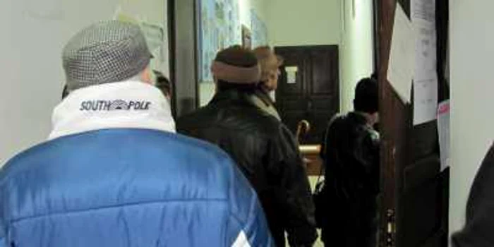 Teleormănenii au stat la coadă în faţa secţiilor de votare foto: Claudiu Dumitrache