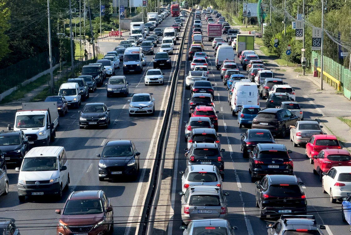 Oameni în picioare într-un mijloc de transport în comun