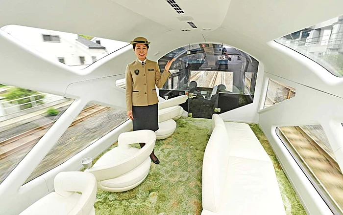 Primul şi ultimul vagon au tavanul şi  pereţii de sticlă 