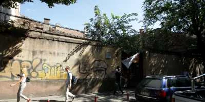 Proprietarul de pe strada Şincai 13 plănuieşte să construiască aici o clădire de patru niveluri. FOTO Caius Raţiu