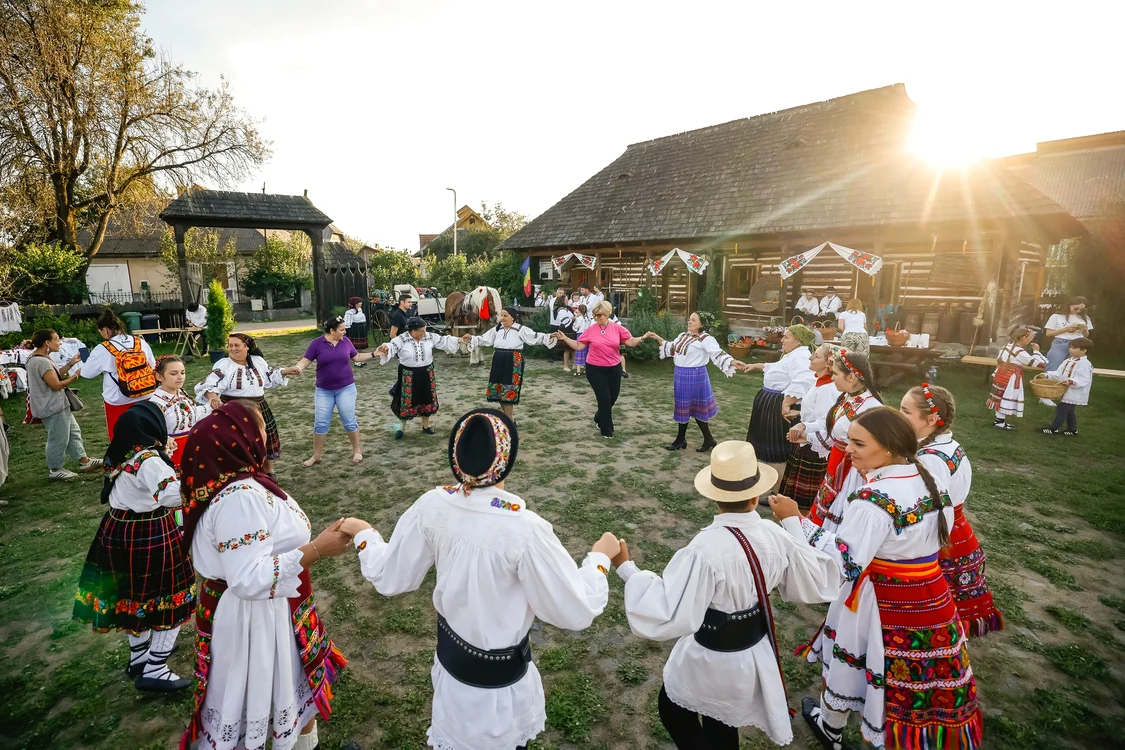 Grup de tineri dansând în straie tradiționale. Tradiții păstrate. Foto: Andy Hertz. Facebook