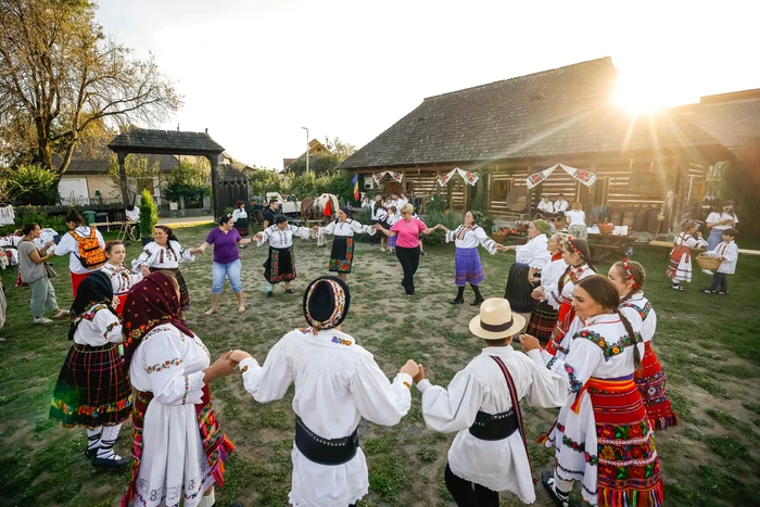 Grup de tineri dansând în straie tradiționale. Tradiții păstrate. Foto: Andy Hertz. Facebook