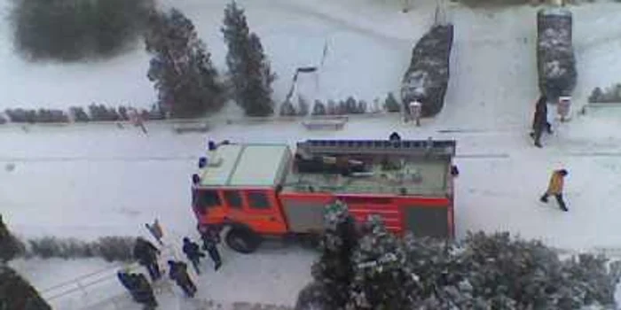 Pompierii au ajuns la faţa locului în urmă cu câteva minute. Foto: Twitter