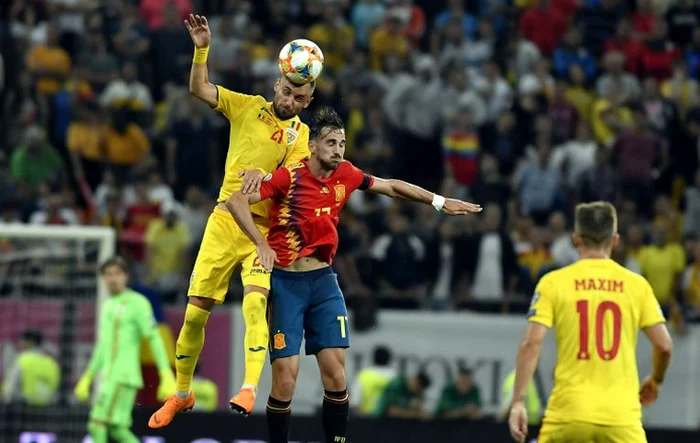 
    Dragoș Grigore va avea multe dueluri aeriene în IslandaFOTO: Sportpictures.eu  