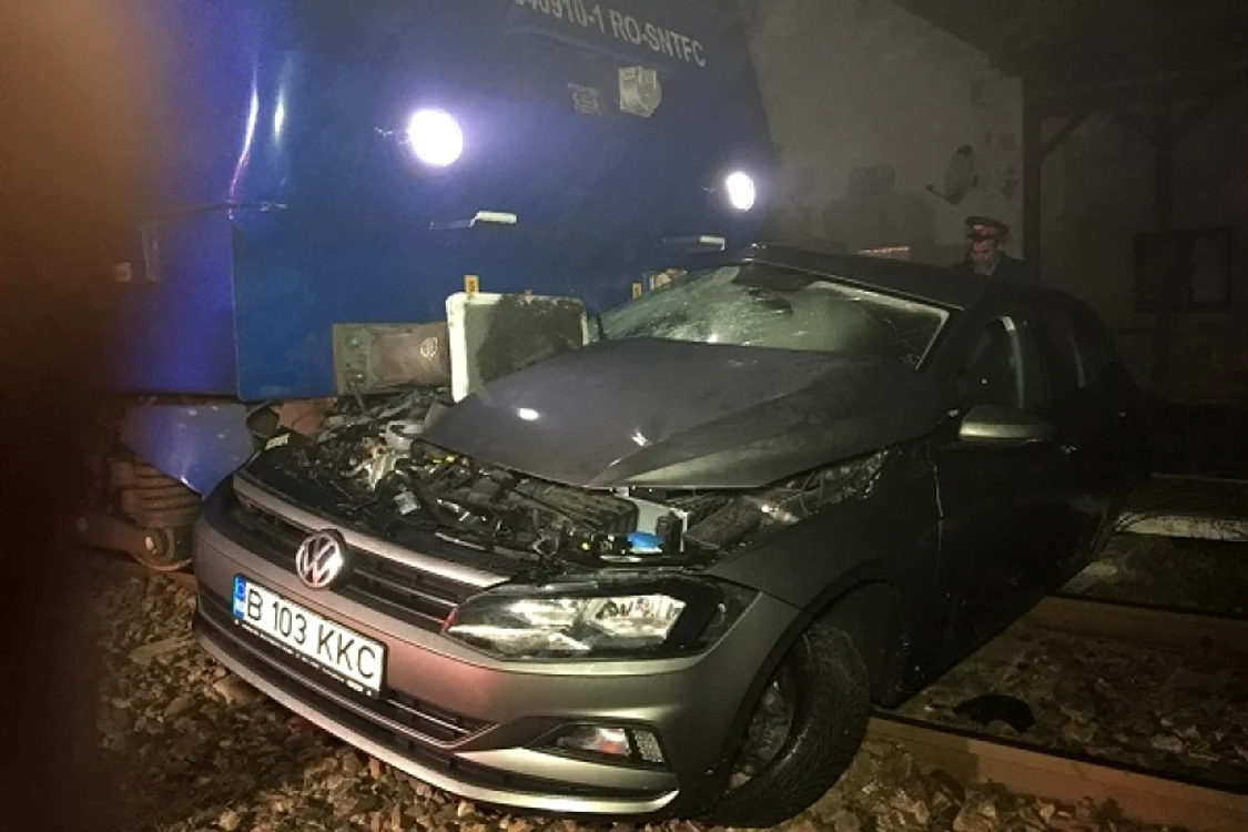 
    Mașina a fost târâtă de tren aproximativ 50 de metri Foto:lugojinfo.ro  