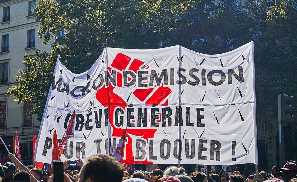 Franța, în pragul colapsului politic. Emmanuel Macron, presat din toate părțile să demisioneze. Tabăra prezidențială se fisurează