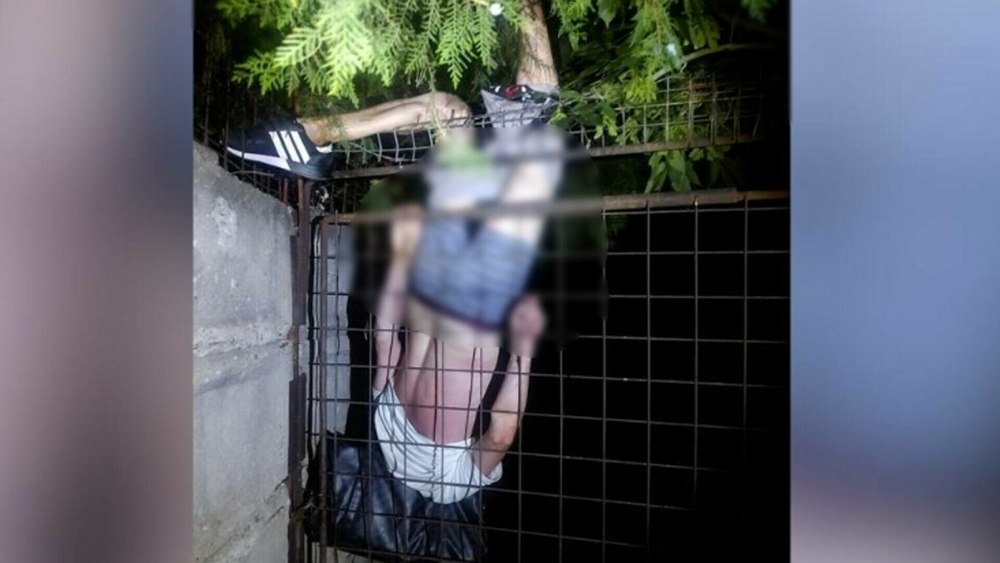 Scene incredibile în Buzău: Un bărbat a încercat să fugă de poliție și a rămas atârnat de gard, cu capul în jos. L-au dat jos pompierii