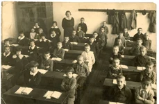 Clasă de elevi din anul 1935 (© Muzeul de Etnografie Brașov)