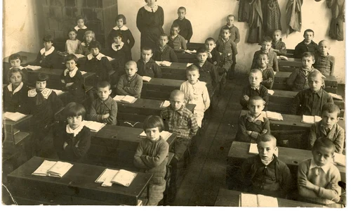 Clasă de elevi din anul 1935 (© Muzeul de Etnografie Brașov)