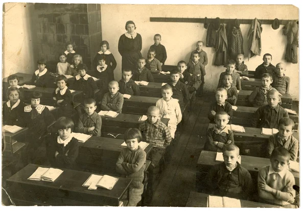 Clasă de elevi din anul 1935 (© Muzeul de Etnografie Brașov)