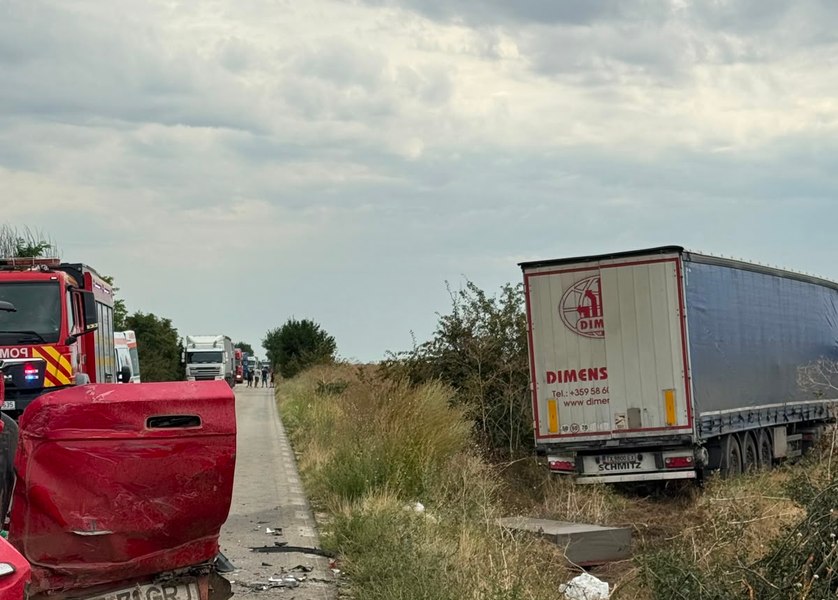 Tragedie pe DJ381, între Ciocârlia și A2. Un șofer a murit după ce mașina sa a intrat în coliziune cu două TIR-uri