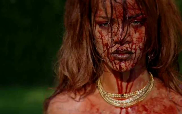 Rihanna, într-o secvenţă din videoclipul „Bitch Better Have My Money“