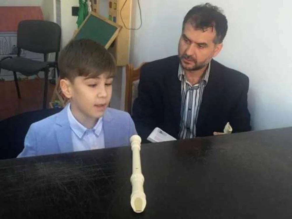 Amir cântă la pian de 10 luni 