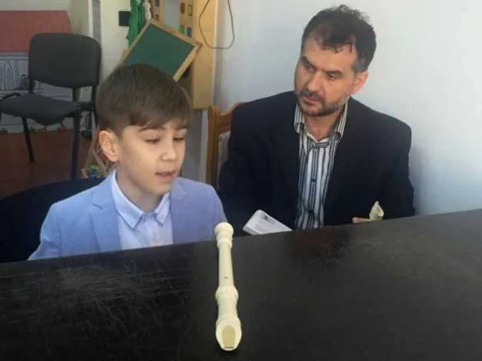 Amir cântă la pian de 10 luni