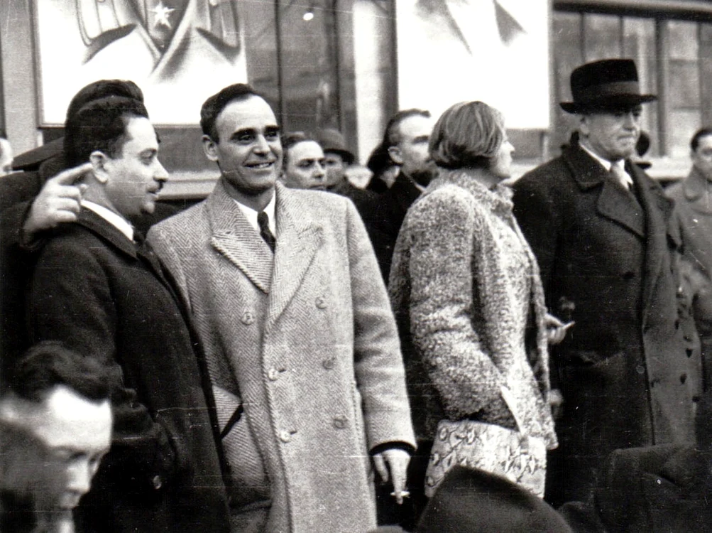 Manifestaţie a F.N.D. cu prilejul reunirii nordului Transilvaniei cu România. Aspecte din Piaţa Palatului – în centru,  Gheorghe Gheorghiu-Dej și Ana Pauker (14 martie 1945)