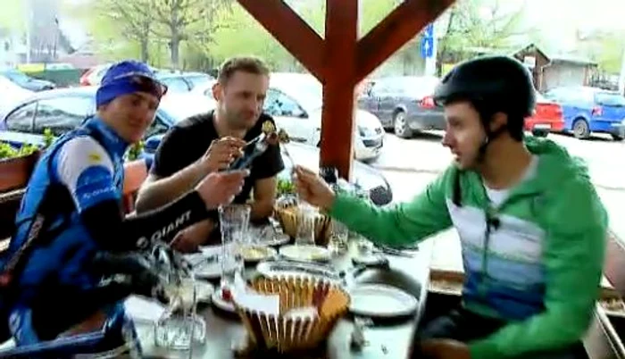 În spirit de glumă, cei trei "biciclişti" au ciocnit cu câte un mic (captură: PRO TV)
