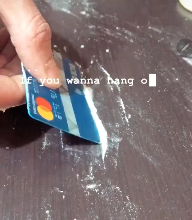 Primele imagini pot induce publicul în eroare. George Burcea pare că face ”liniuțe” din cocaină