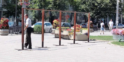 Primăria Slatina a montat duşuri stradale la Fântâna Speranţei şi lângă Centrul Cutural "Eugen Ionescu"