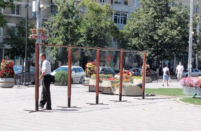 Primăria Slatina a montat duşuri stradale la Fântâna Speranţei şi lângă Centrul Cutural "Eugen Ionescu"