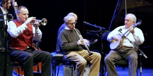 Woody Allen este recunoscut pentru concertele pe care le susține cu trupa sa