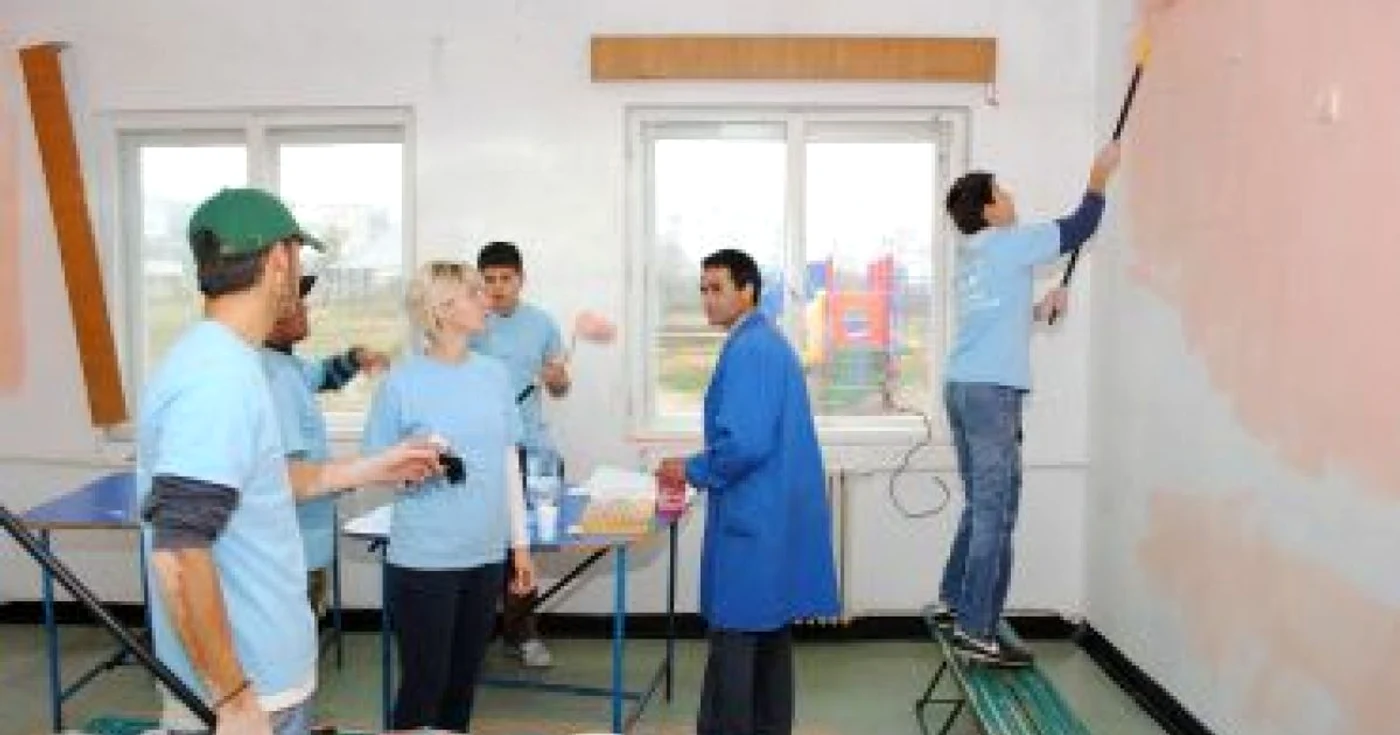 Slatina:Voluntarii au vopsit camerele persoanelor cu handicap din Caracal