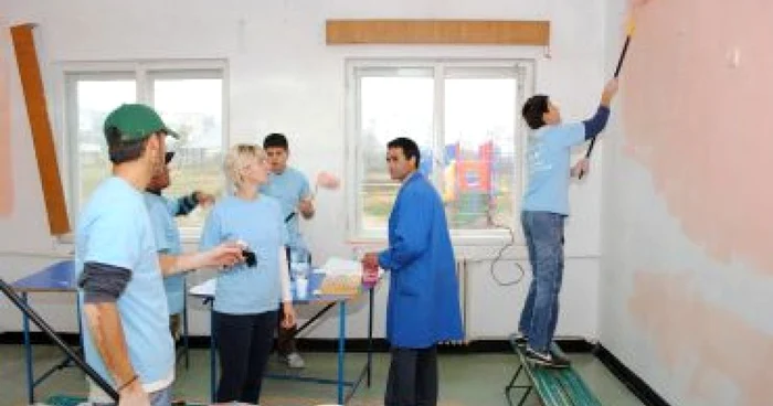 Slatina:Voluntarii au vopsit camerele persoanelor cu handicap din Caracal