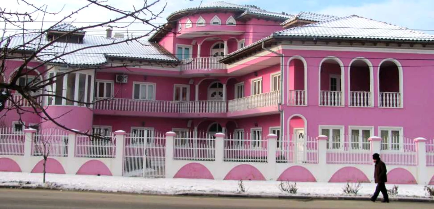 Proprietarii "palatelor" au renunţat la tradiţionalele turnuleţe
