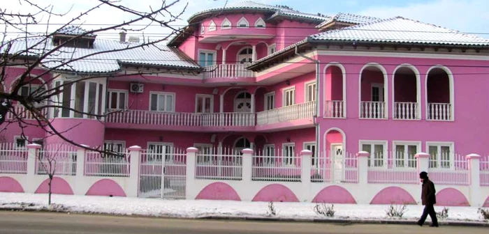 Proprietarii "palatelor" au renunţat la tradiţionalele turnuleţe