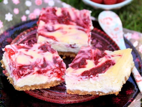 tarta cu iaurt si gem de zmeura jpeg