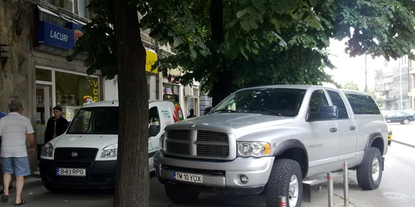 Piaţa Sfântul Gheorghe, maşina e cocoţată peste stâlpii de protecţie, care sunt rupţi