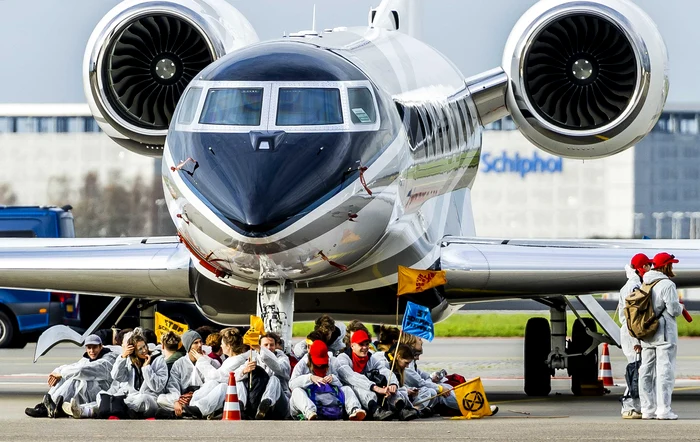 Activiști pe aeroportul Schiphol din Amsterdam FOTO EPA-EFE