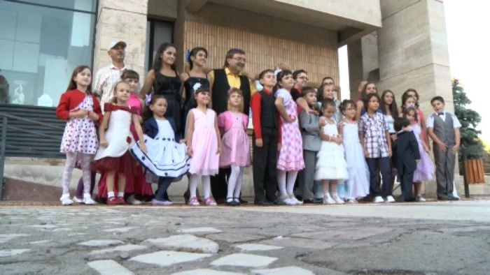 Programul va mai cuprinde: cursuri de televiziune, prezenţe în mai multe emisiuni de televiziune, participarea la spectacole pentru copii, petreceri tematice şi altele
