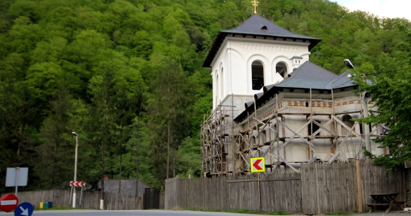 Tragedia s-a petrecut în parcarea Mănăstirii Lainici. FOTO: Daniel Guţă. ARHIVĂ.