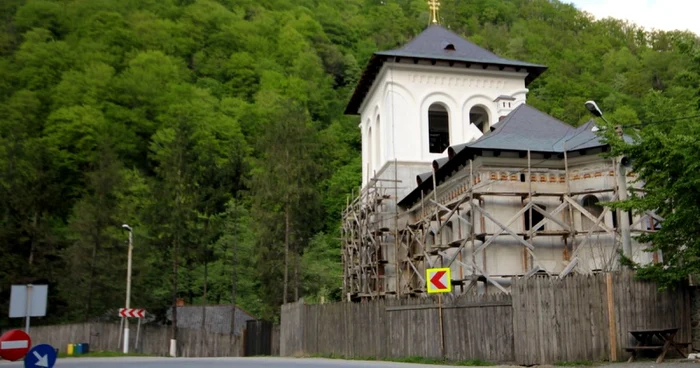Tragedia s-a petrecut în parcarea Mănăstirii Lainici. FOTO: Daniel Guţă. ARHIVĂ.