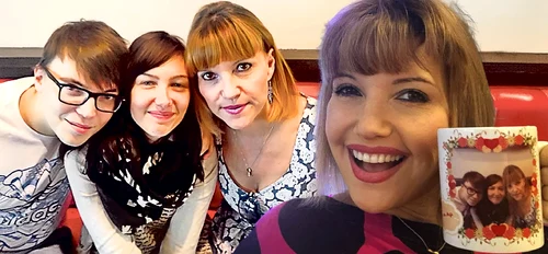 Marina Almășan își bea cafeaua dintr-o cană imprimată cu chipul copiilor