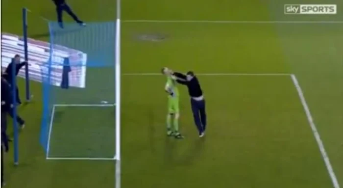 
    Acesta e momentul în care portarul a fost lovit de fanul intrat pe teren  