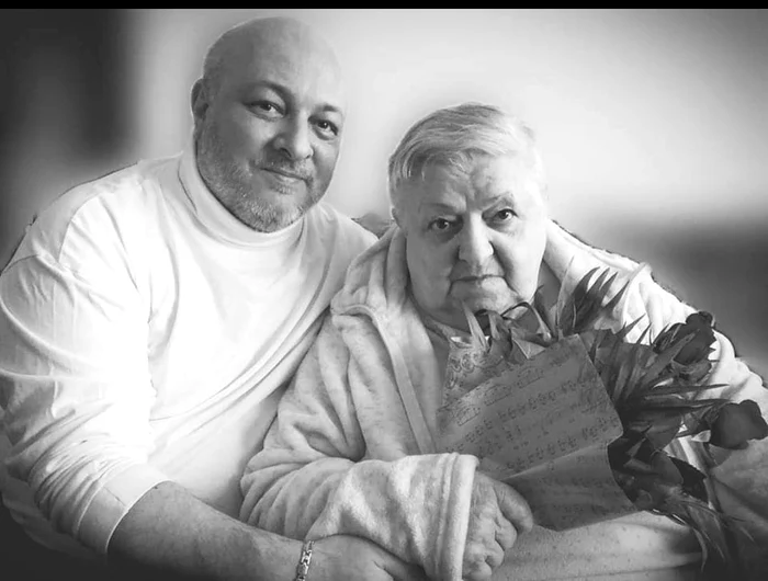 Marius Dragomir, alături de regretata lui mamaă. Foto: Facebook