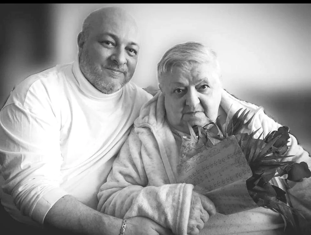 Marius Dragomir, alături de regretata lui mamaă. Foto: Facebook
