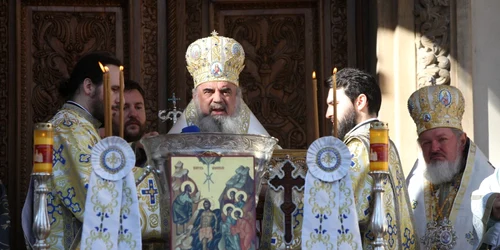 Sute de credincioşi au venit la sfinţirea apei cu ocazia sărbătorii de Bobotează la Patriarhie. FOTO Sever Gheorghe