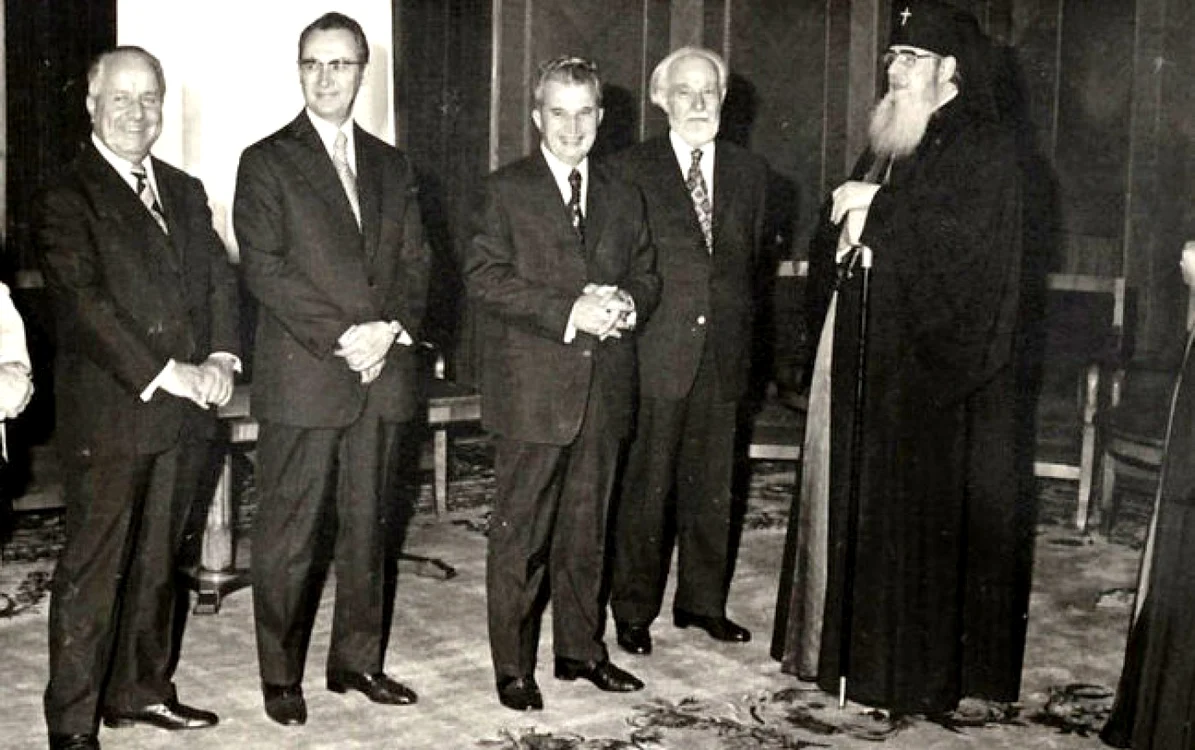 Patriarhul Iustin (dreapta) alături de Nicolae Ceauşescu.