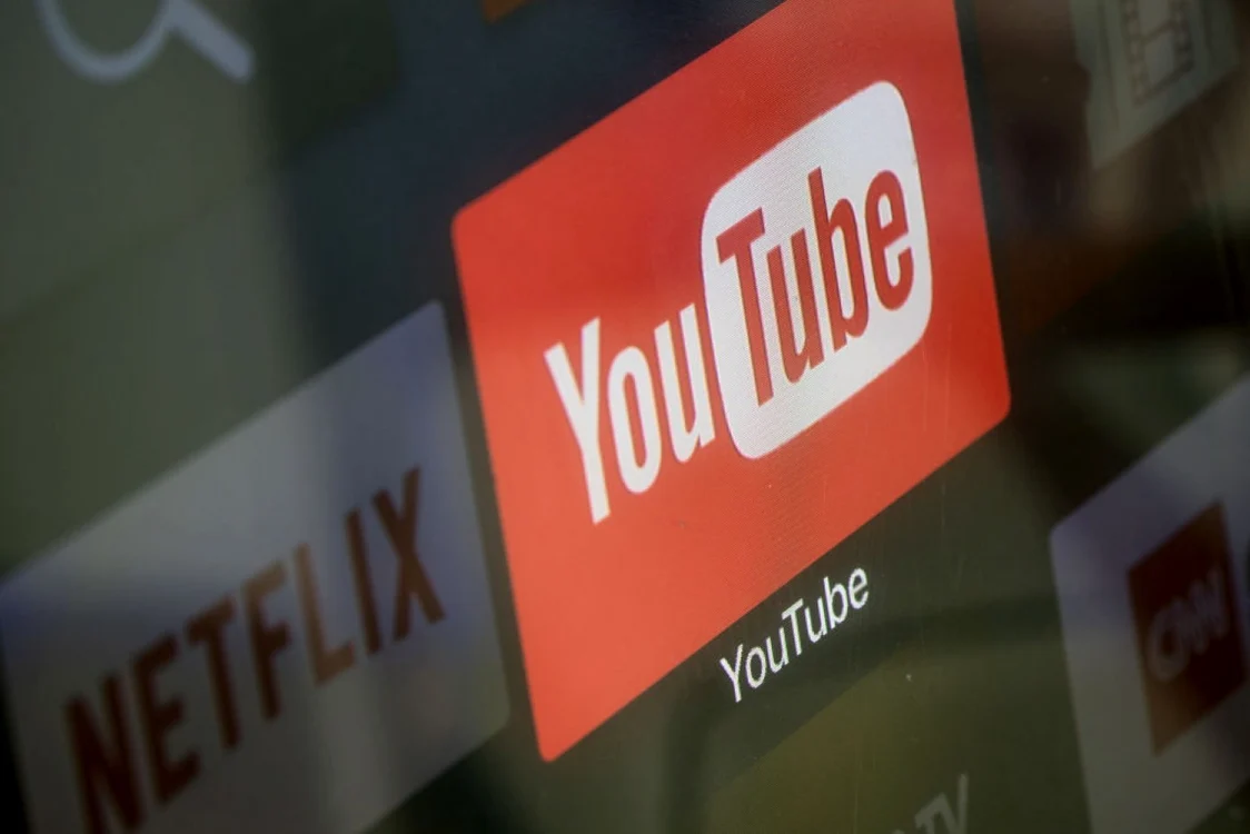 foto logo YouTube pe ecran