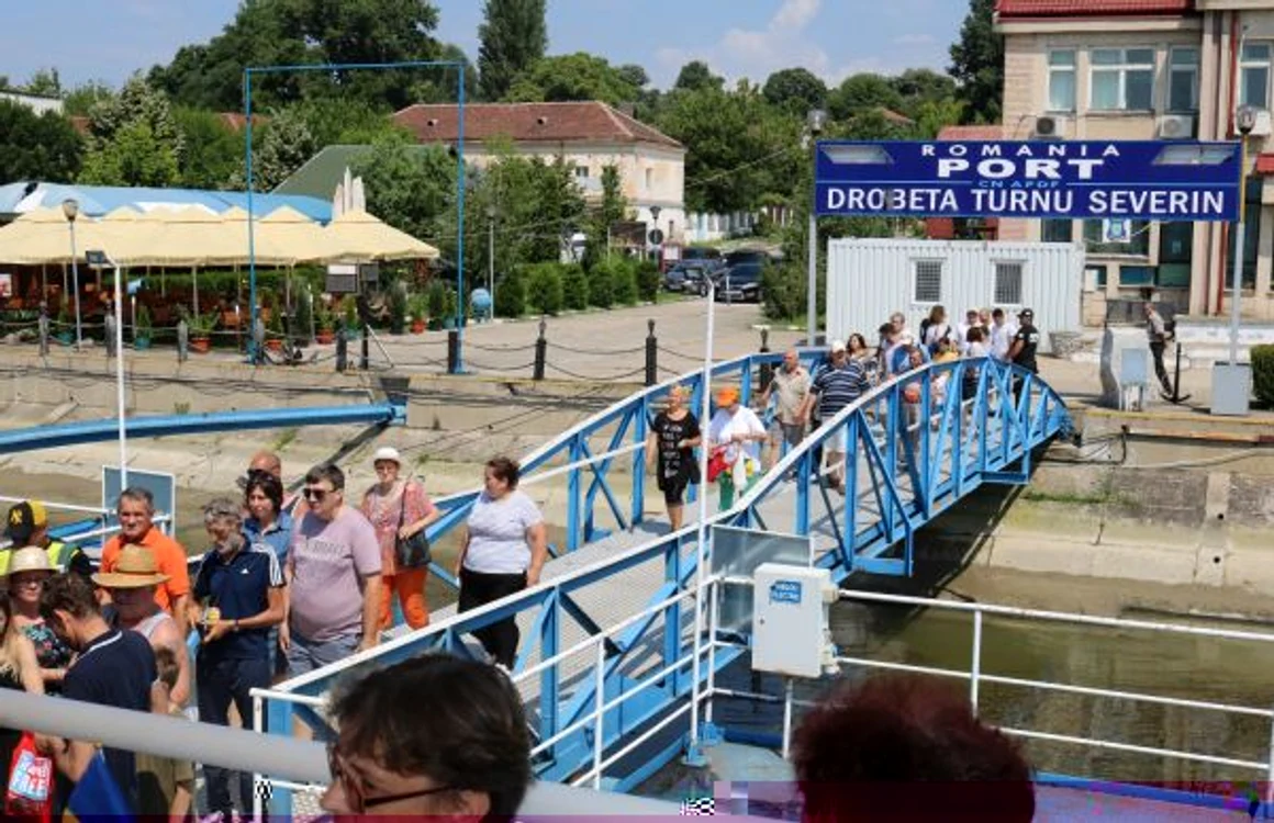 Severinenii care au ales joi să facă o plimbare cu vaporul pe Dunăre FOTO Alexandra Georgescu