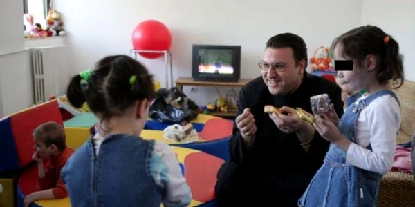 Copiii au primit cu bucurie cadourile, la serbarea de sfârşit de an. 