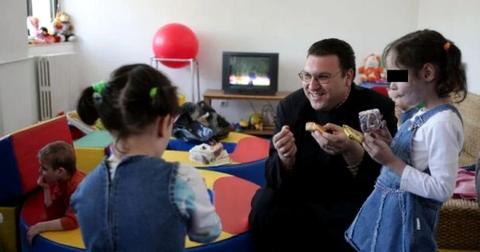 Copiii au primit cu bucurie cadourile, la serbarea de sfârşit de an. 