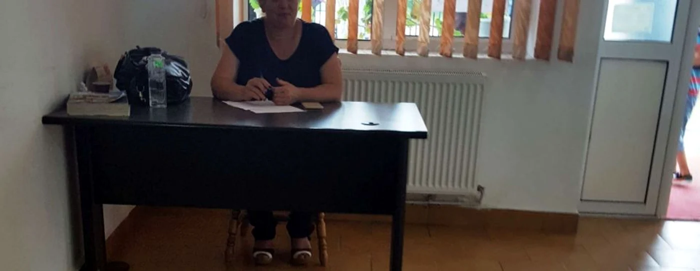 Mihaela Machidon este nevoită să stea în holul Primăriei Albeni