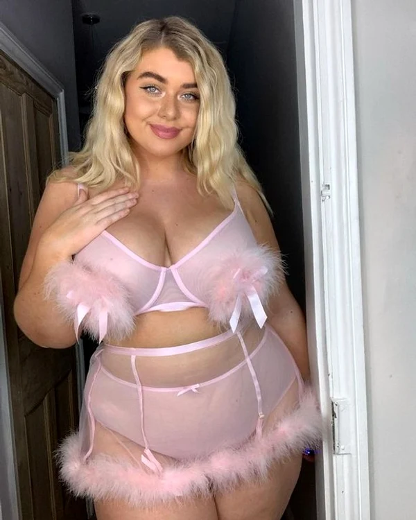 
    Izzy Nicholls are peste 120.000 de fani pe InstagramFoto: Instagram  