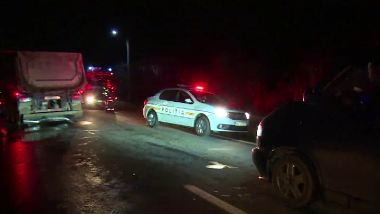 
    Poliţiştii spun că după primele date rezultă că cele două persoane traversau neregulamentarFoto: stirileprotv.ro  