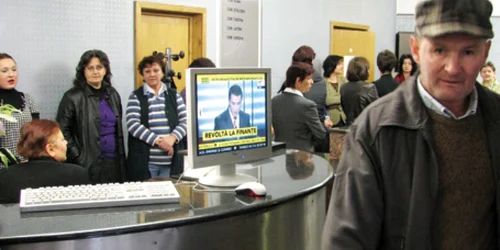 Finanţiştii au urmărit la televizor protestul colegilor de la Bucureşti